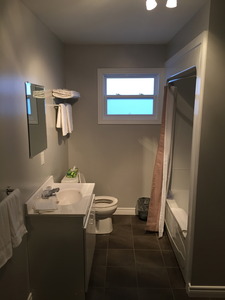 Property: Berry Heights Suites | Room Type: 2-Bedroom Suite Photo 4
